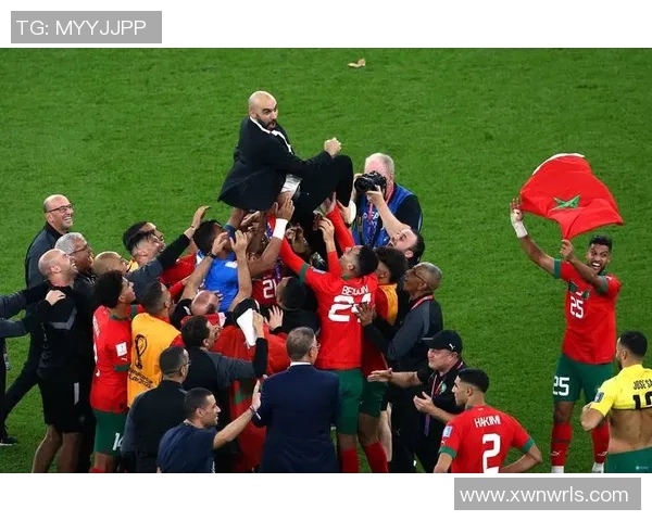 球星头戴足球帽亮相赛场引发热议展现独特个性与时尚风采 球星头戴足球帽亮相赛场引发热议展现独特个性与时尚风采