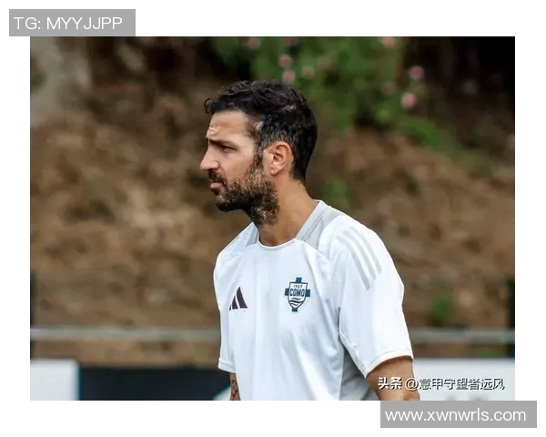 足球教练兼球星亲自出镜带队备战新赛季 展现双重身份魅力 足球教练兼球星亲自出镜带队备战新赛季 展现双重身份魅力