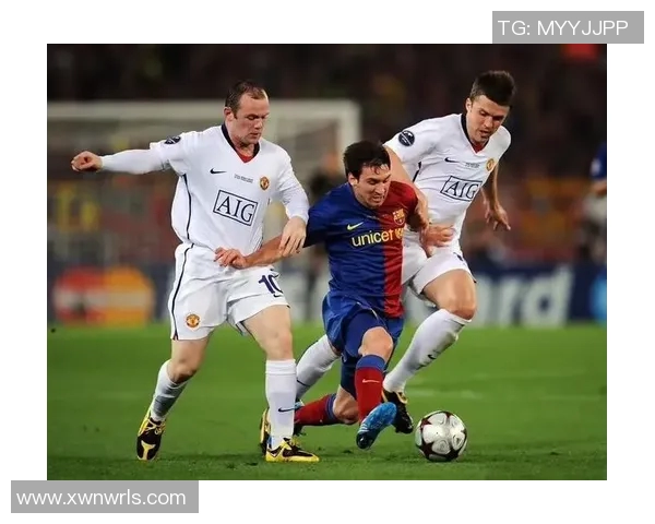 足球巨星握笔创意瞬间 捕捉球场外不为人知的专注与才华